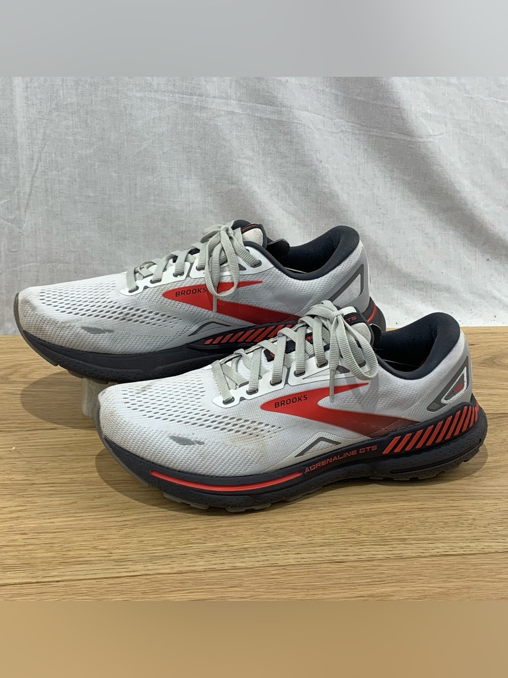 Brooks Adrenaline GTS 23 Men Running Shoes White Red Black 10 D 110391